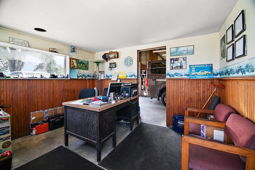 More Photos Of 3209 N State Rt 1, Saint Anne Flex For Sale