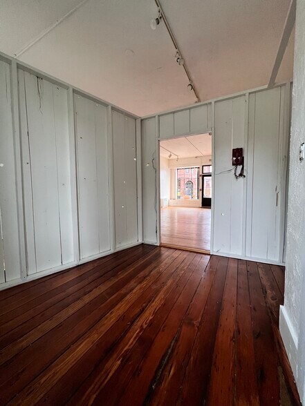 More Photos Of 7 W Main St, North Kingstown Storefront For Lease