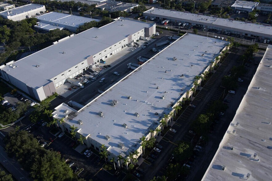 More Photos Of 8305 NW 27th St, Doral Distribution For Lease