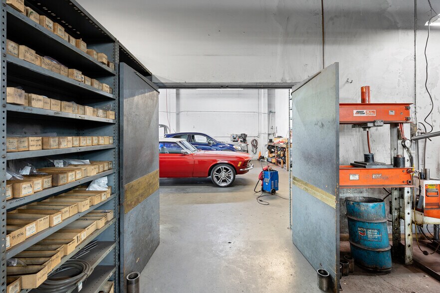 More Photos Of 1515 SE Hawthorne Blvd, Portland Auto Repair For Sale