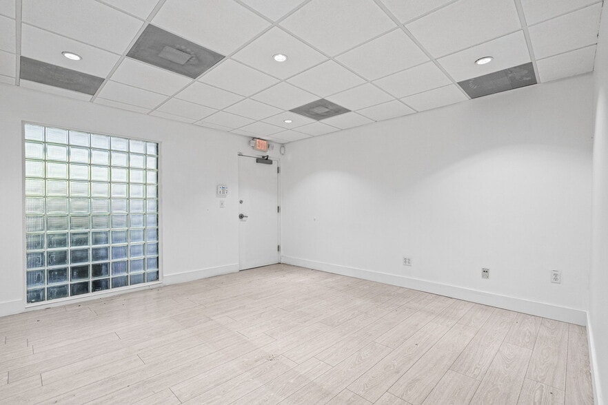 More Photos Of 6330 Manor Ln, South Miami Office For Lease
