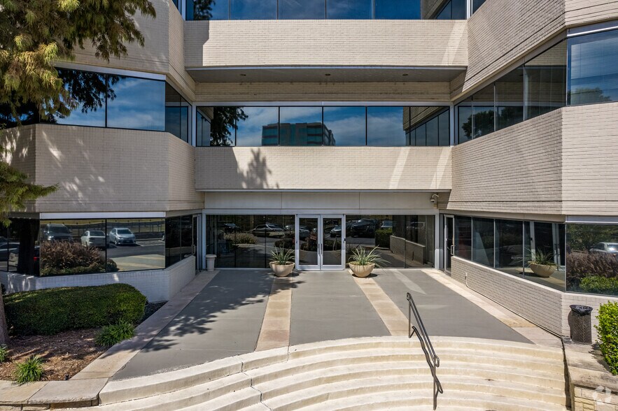 More Photos Of 2929 N Central Expy, Richardson Office For Lease