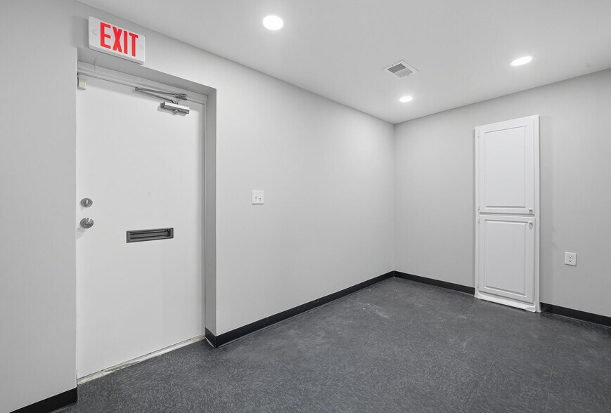 More Photos Of 2025 Marshall Huff Rd, Dallas Warehouse For Sale