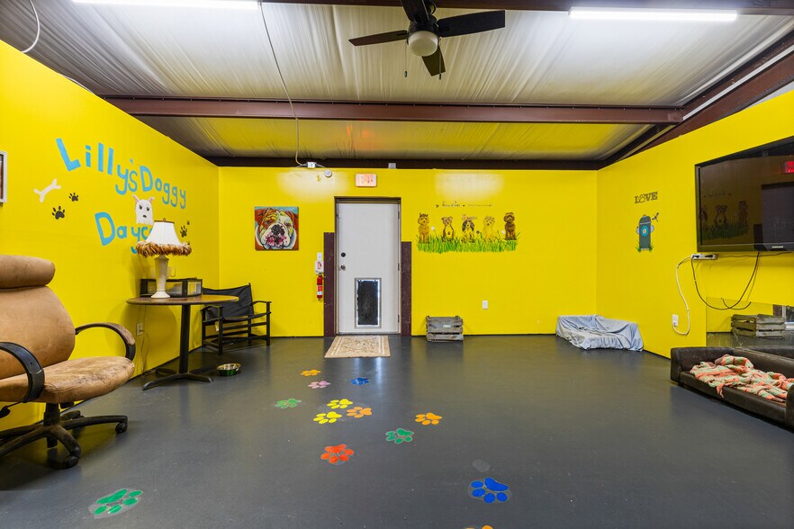 More Photos Of 819 N Main St, Gladewater Flex For Sale