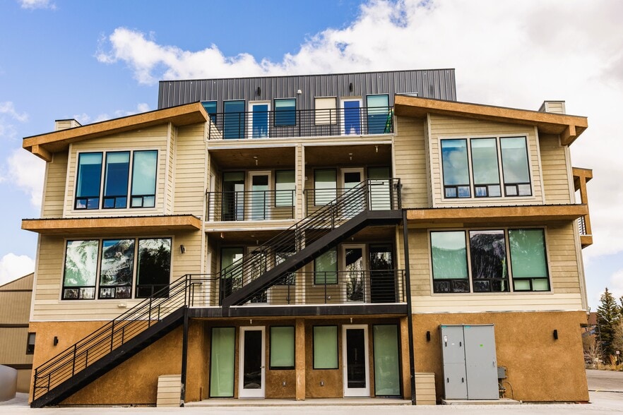 Primary Photo Of 663 Old Mammoth Rd, Mammoth Lakes Hotel For Sale