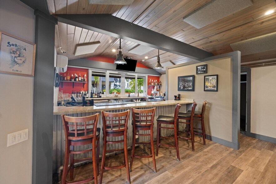 More Photos Of 514 NW Dixie Hwy, Stuart General Retail For Sale