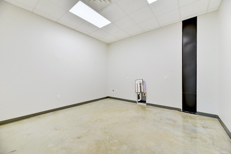 More Photos Of 11215 Conroy Ln, Austin Showroom For Lease