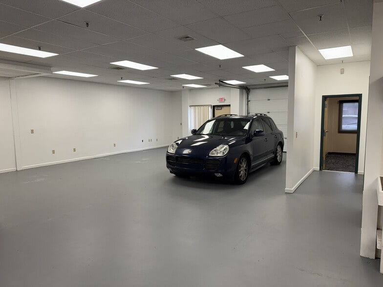 More Photos Of 400 Chapel Rd, South Windsor Flex For Sale