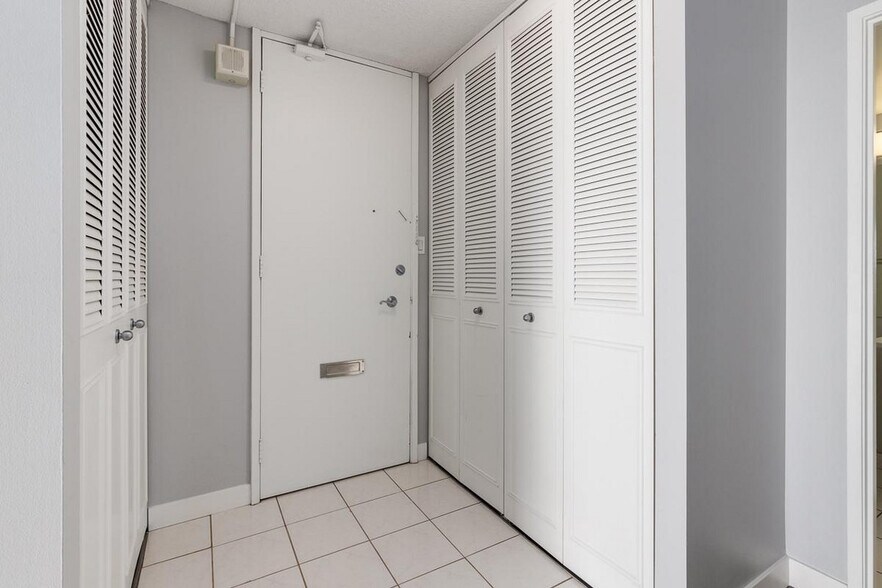 More Photos Of 2105 90 Av SW, Calgary Apartments For Lease