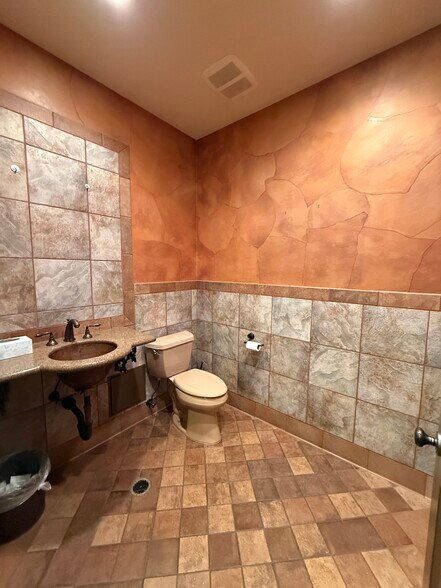 More Photos Of 402 Railroad Ave, Danville Storefront Retail Office For Lease