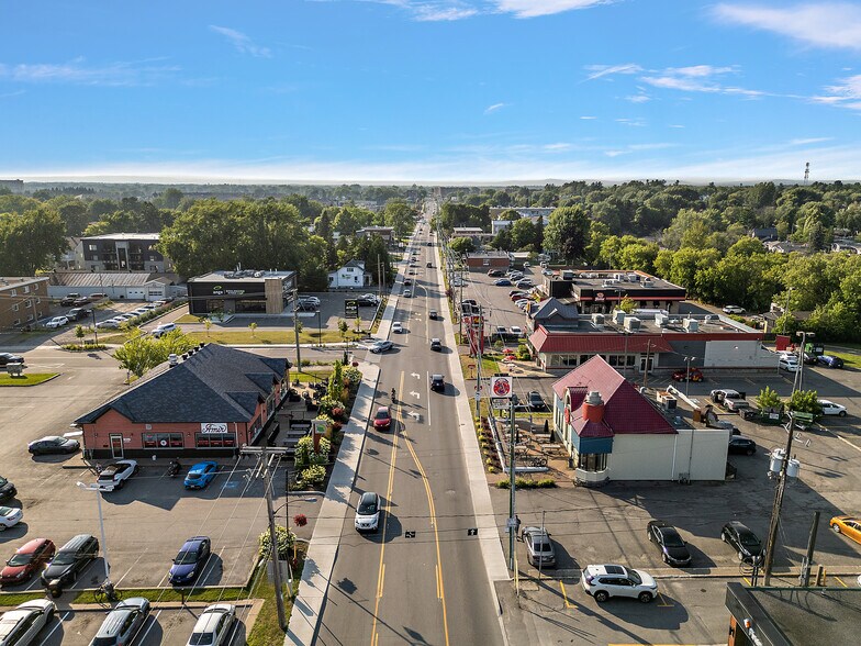 More Photos Of 1-19 Papineau, Joliette General Retail For Lease