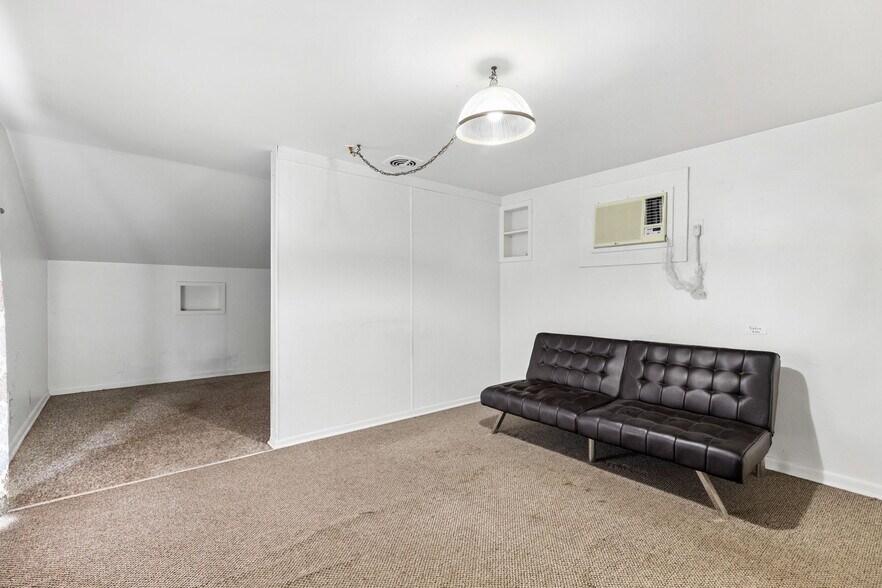 More Photos Of 805 N Magnolia Ave, Luling Flex For Sale