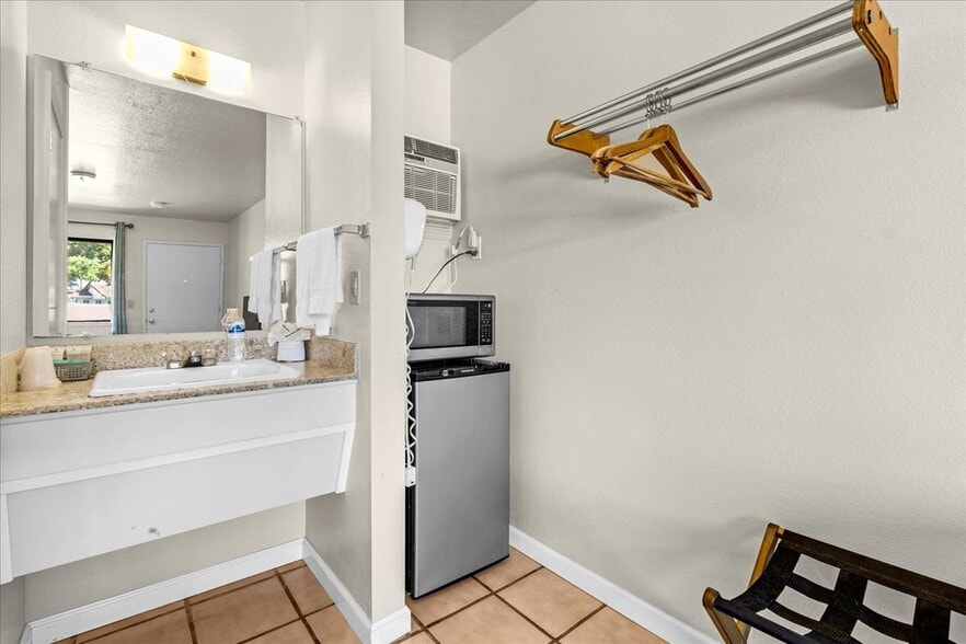 More Photos Of 1013 Front St, Soledad Hotel For Sale