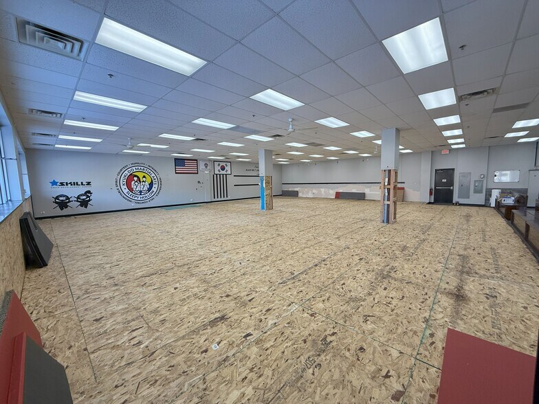 More Photos Of 1023-1049 Main St, Dundee Unknown For Lease