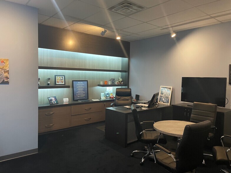 More Photos Of 825 Leona St, Elyria Warehouse For Lease