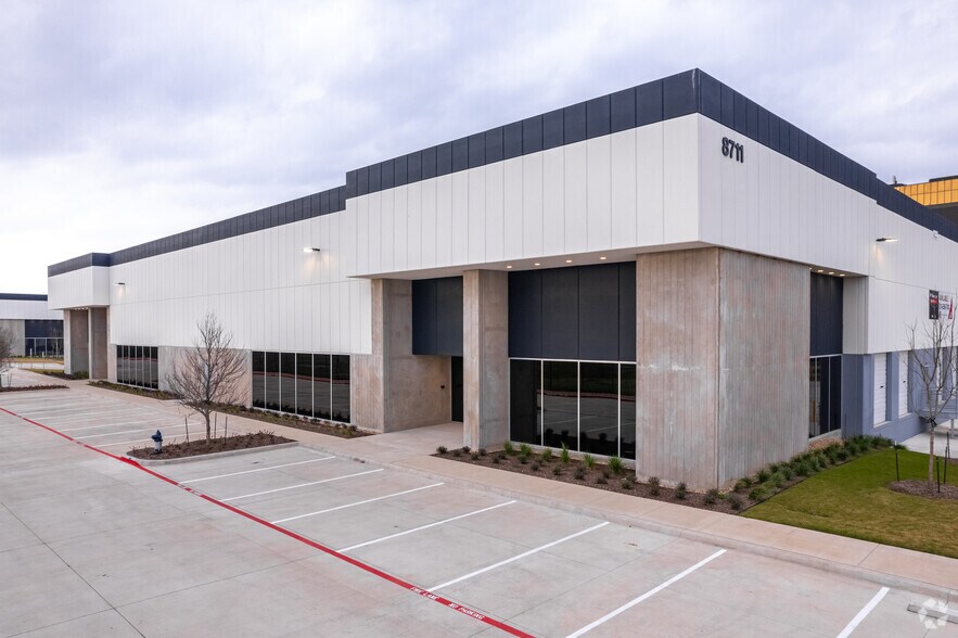 More Photos Of 8733 N Stemmons Fwy, Dallas Unknown For Lease