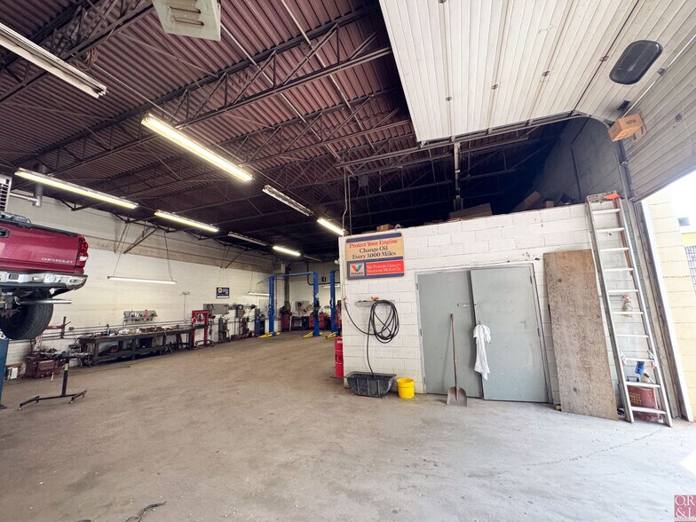 More Photos Of 71 S Turnpike Rd, Wallingford Manufacturing For Lease