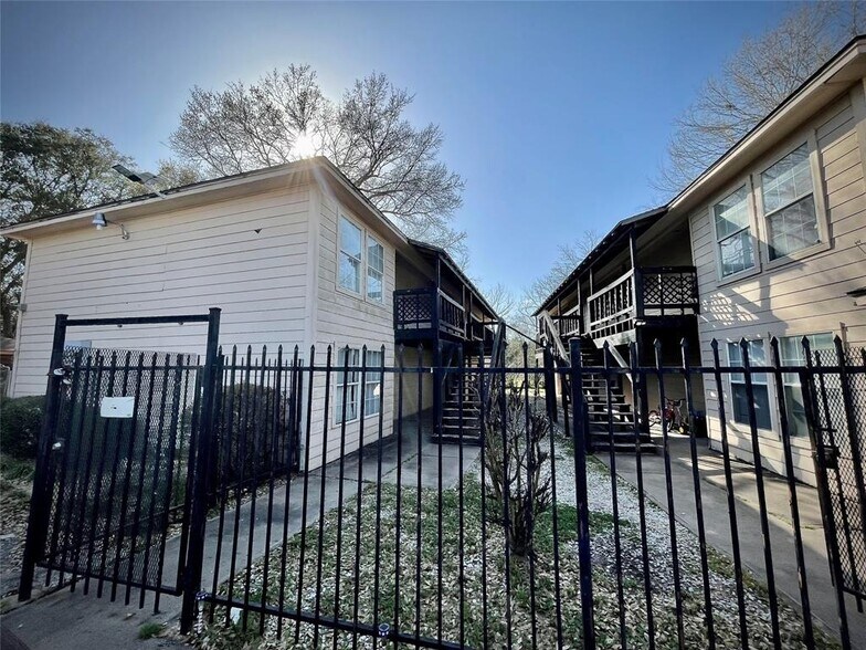 More Photos Of 2003 Phillips St, Prairie View Apartments For Sale