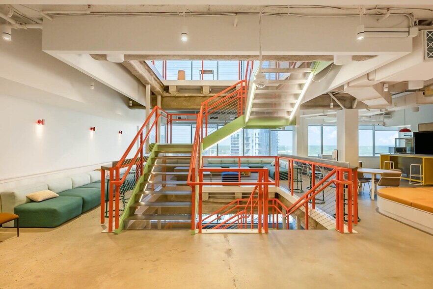 More Photos Of 128 S Tryon St, Charlotte Office For Lease