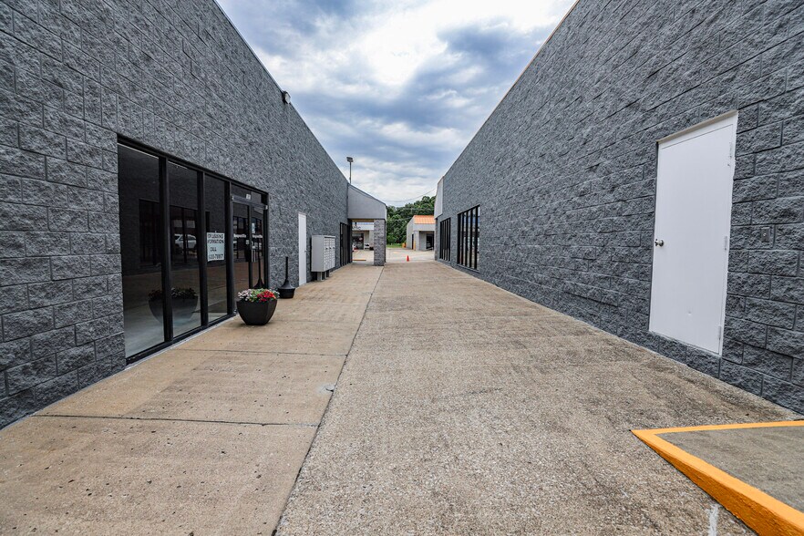 More Photos Of 385 Outlet Ave, Eddyville Unknown For Lease