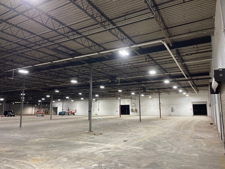 More Photos Of 300 Kent St, Andrews Distribution For Lease