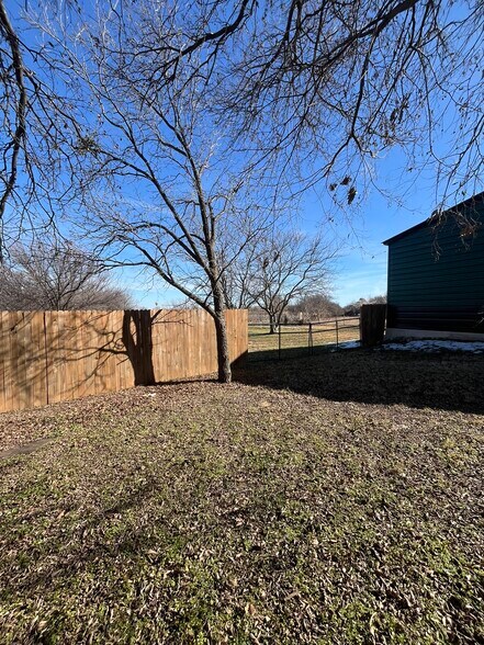 More Photos Of 2531 E Highway 199, Springtown Flex For Sale