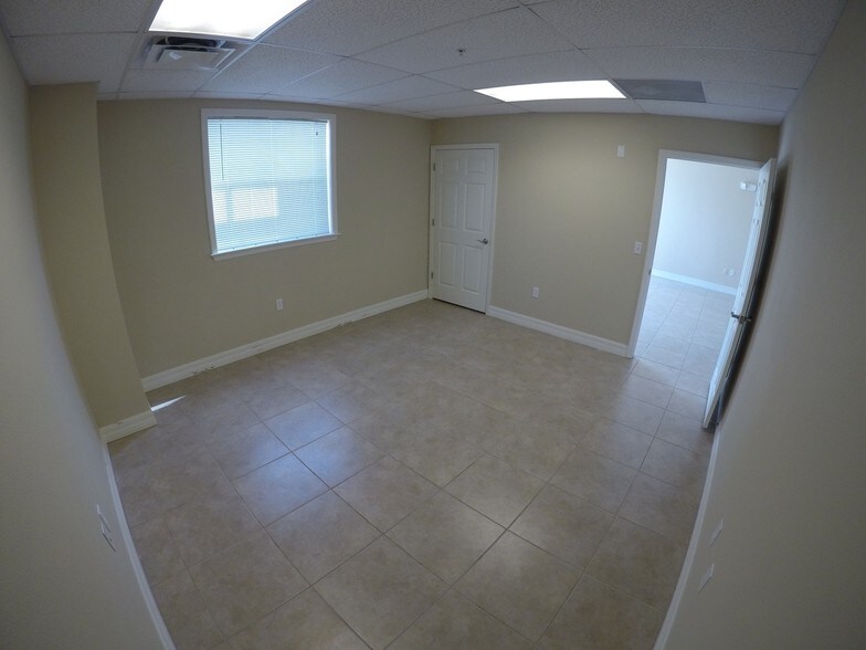 More Photos Of 787 Commerce Dr, Venice Warehouse For Lease