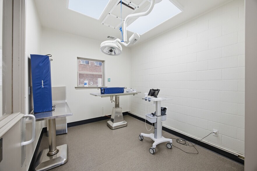 More Photos Of 3201 Hulen St, Fort Worth Veterinarian Kennel For Sale