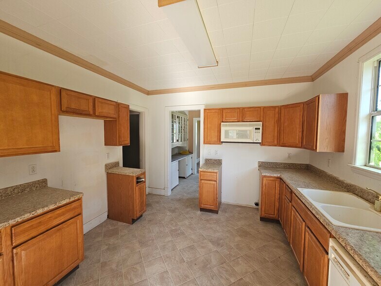 More Photos Of 1695 Mack Smith Rd, Rossville Showroom For Sale