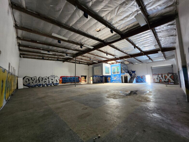 More Photos Of 13501 S Main St, Los Angeles Warehouse For Lease