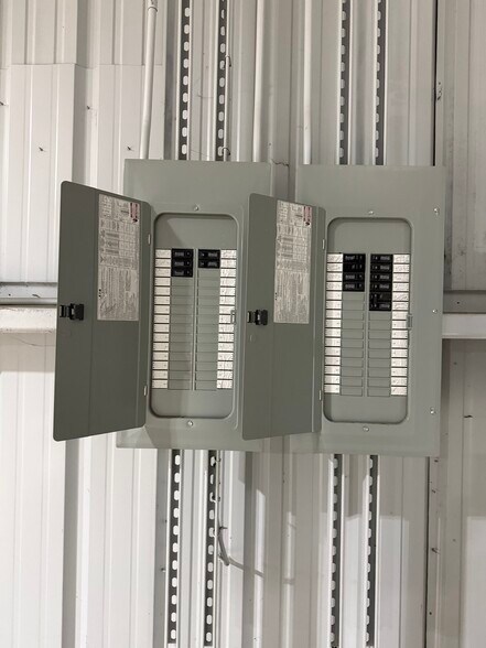 More Photos Of 6229 Dixie Dr, Houston Warehouse For Lease