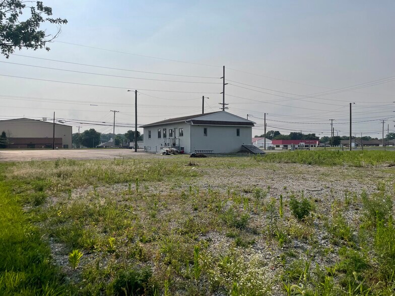 More Photos Of 3005 S County Road 25A, Troy Freestanding For Lease