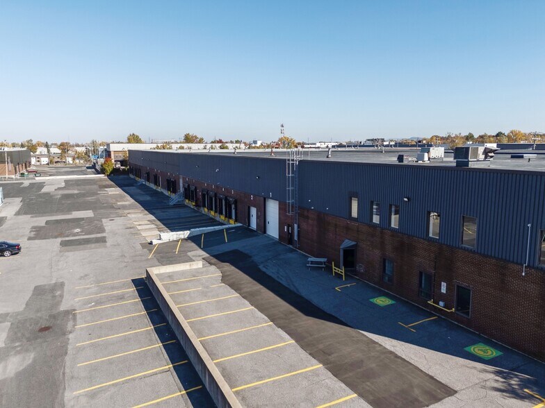 More Photos Of 789-799 Jean-Paul-Vincent, Longueuil Distribution For Lease
