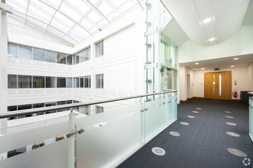 More Photos Of 2 Arlington Sq, Bracknell Coworking Space