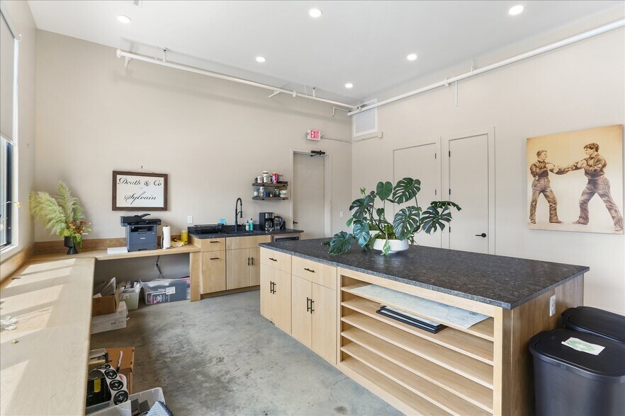 More Photos Of 825 Thalia St, New Orleans Storefront Retail Office For Sale