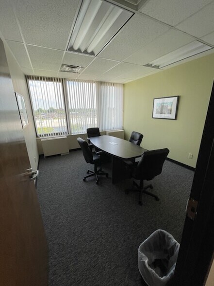 More Photos Of 125 Wolf Rd, Albany Medical For Lease