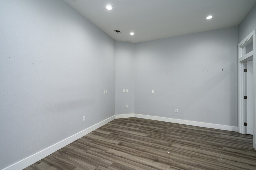 More Photos Of 1701 N US Highway 75, Sherman Medical For Lease