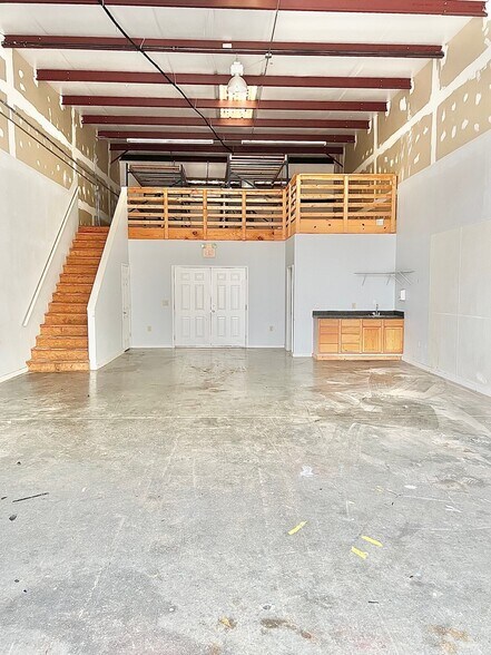 More Photos Of 1525 Senoia Rd, Tyrone Distribution For Lease