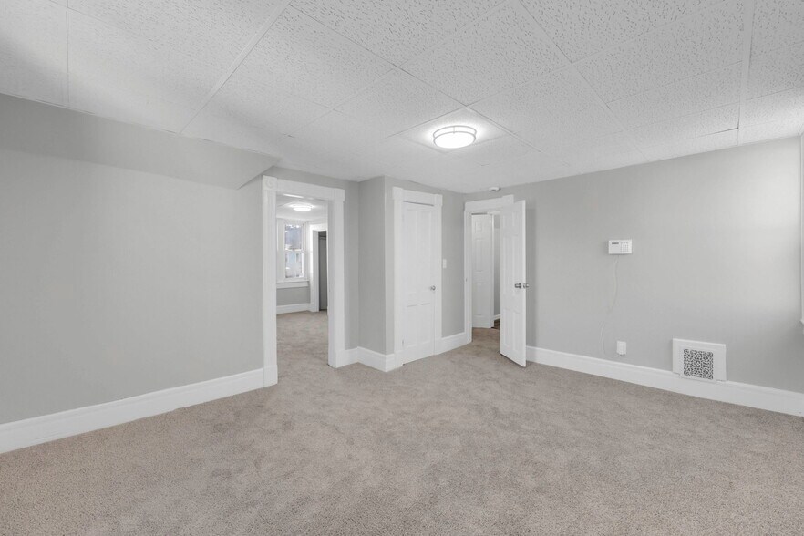 More Photos Of 142 Dickinson St, Springfield Flex For Sale