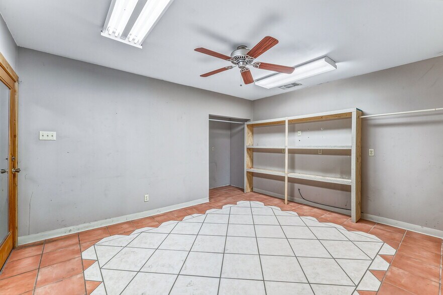 More Photos Of 26 W Washington Dr, San Angelo Warehouse For Sale