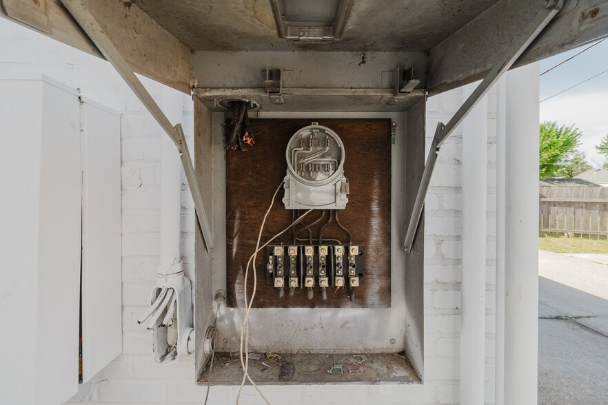 More Photos Of 1015 S Meridian Ave, Wichita Auto Repair For Sale