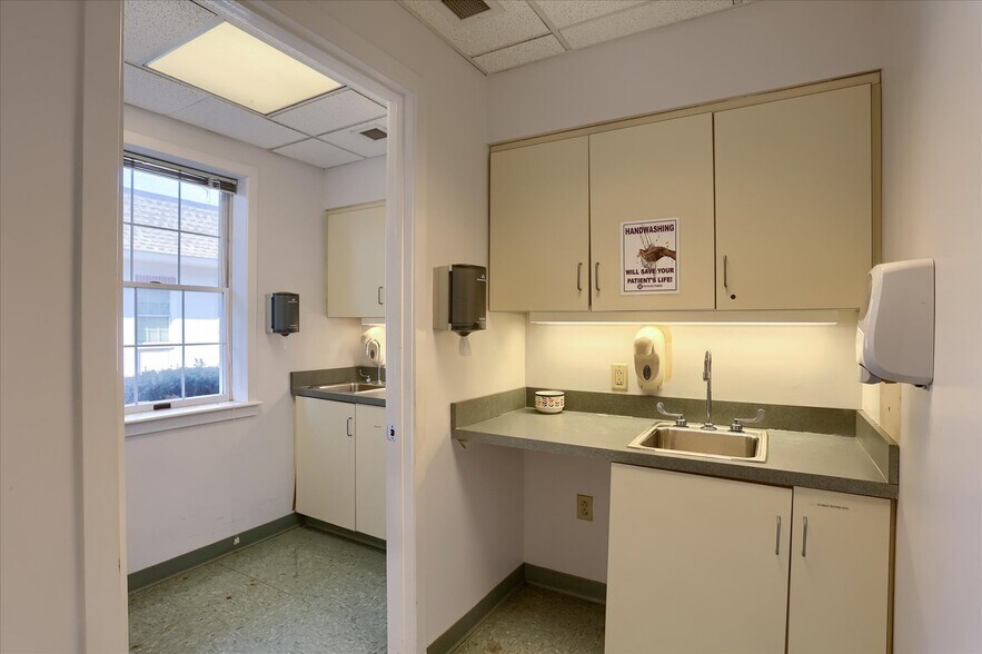 More Photos Of 1784 4th Ave, York Office For Sale