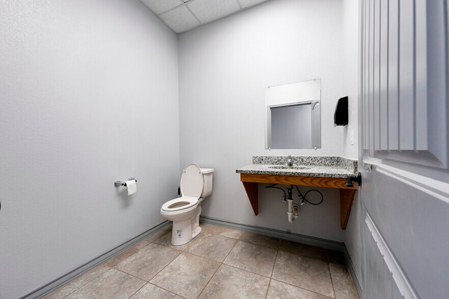 More Photos Of 1508 County Road 1105, Midland Warehouse For Lease