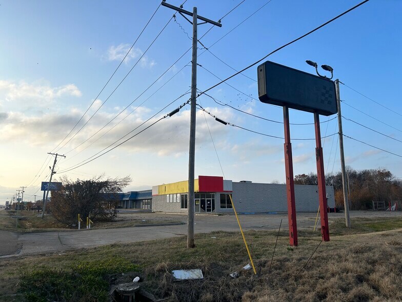 Primary Photo Of 2818 US-82, Greenville Freestanding For Sale