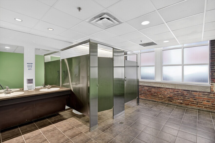 More Photos Of 111 Broadway, Nashville General Retail For Lease