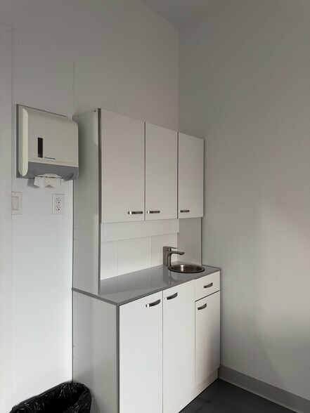 More Photos Of 3858-3870 Notre-Dame, Laval Office For Sale