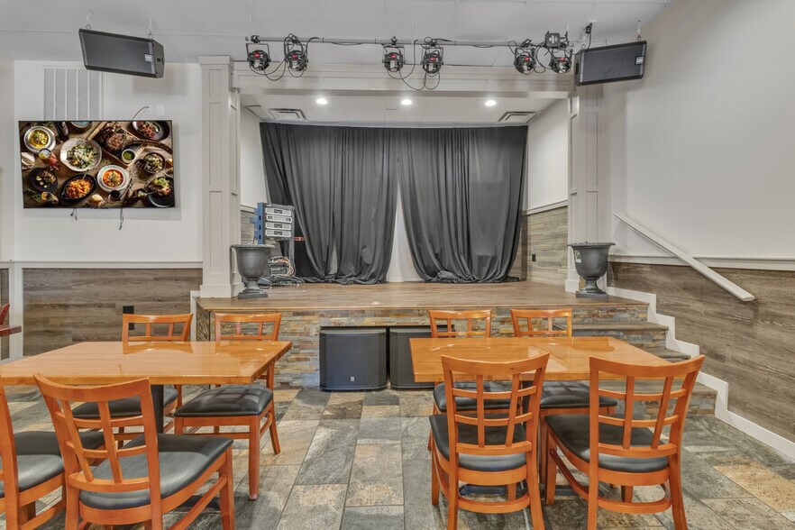 More Photos Of 33 S Carolina St, Hartwell Restaurant For Sale
