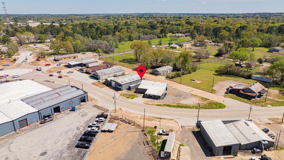 More Photos Of 118 Industrial Blvd, Kilgore Flex For Lease