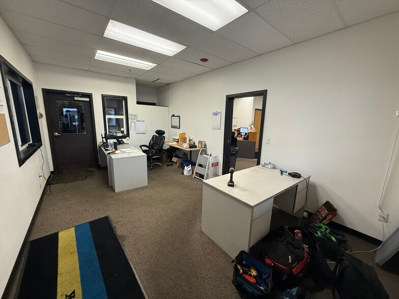 More Photos Of 3303 McDougall Ave, Everett Manufacturing For Lease