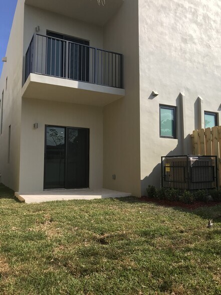 More Photos Of 4364 E 10th Ave, Hialeah Apartments For Sale